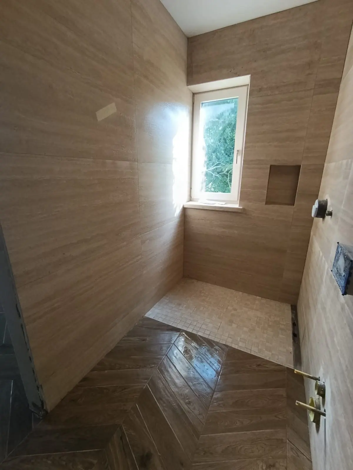 Kupaonica s pločicama u izgledu drveta