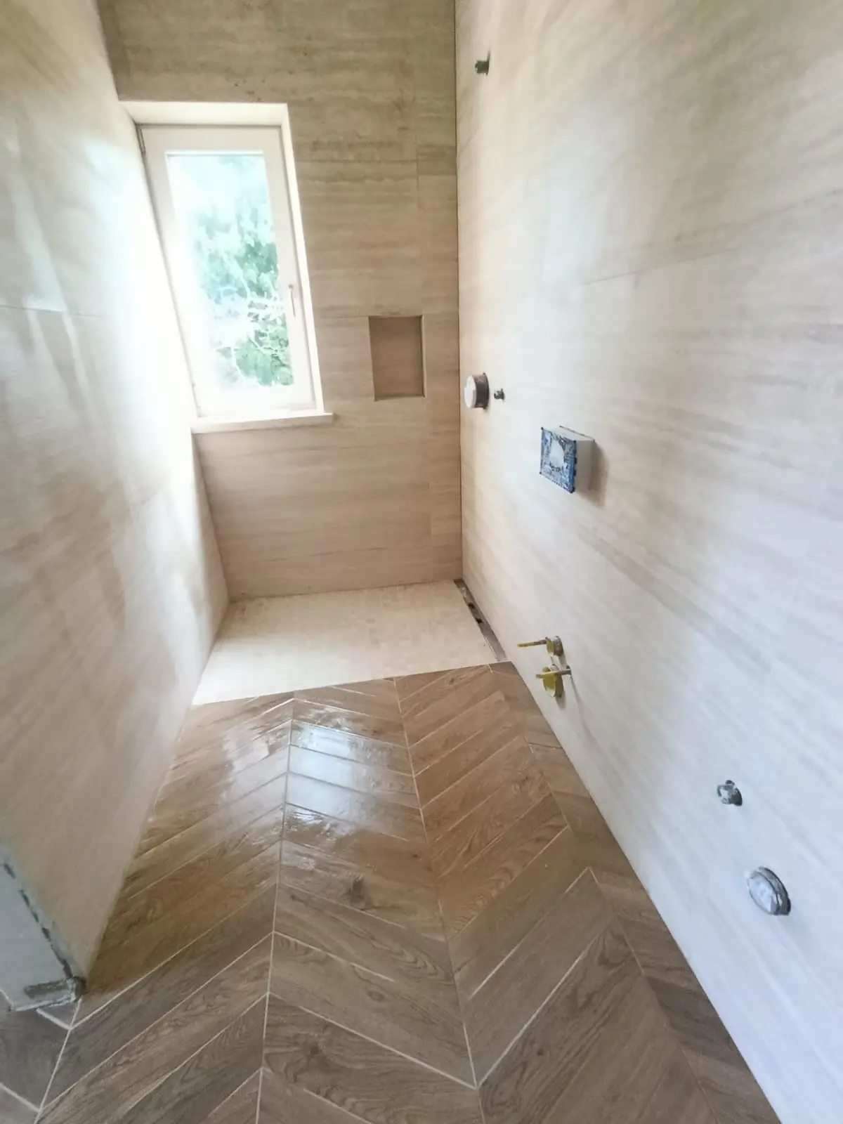 Tuš zona s pločicama u uzorku riblje kosti